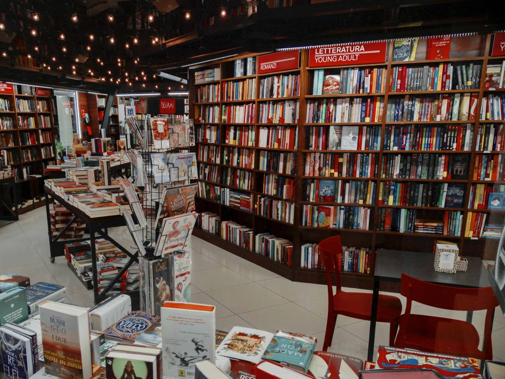 book-shelves-around-room