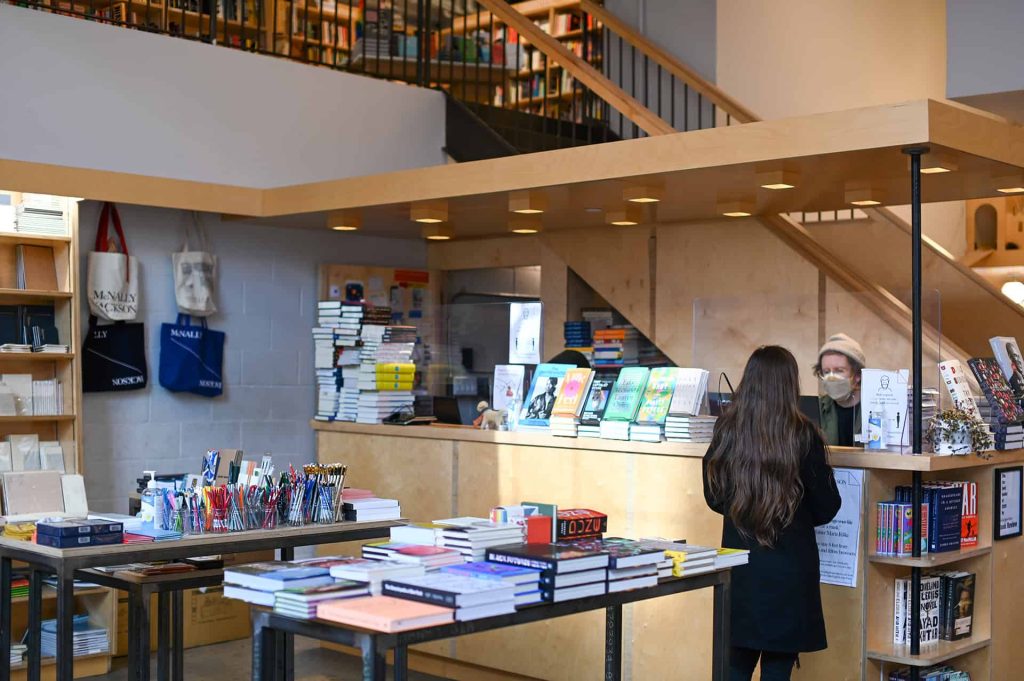 girl-at-cashier-bookstore