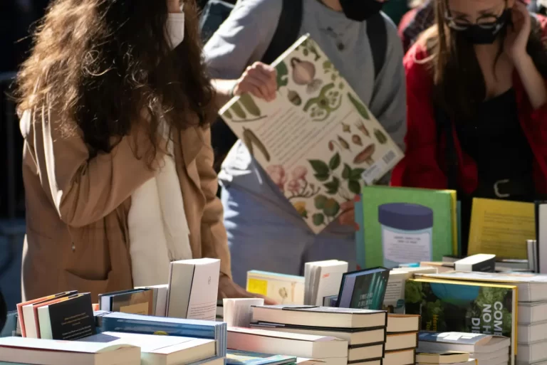 people-looking-at-books